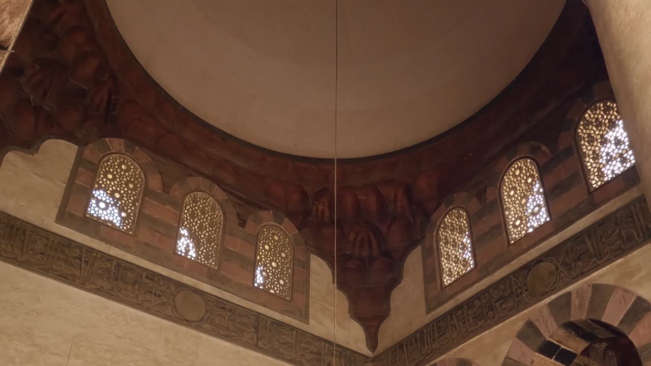 이집트의 카이로에 있는 술탄 알 나시르 무함마드 이븐 칼라운 모스크 (sultan al-nasir muhammad ibn qalawun mosque) 의 내부 세부 사항