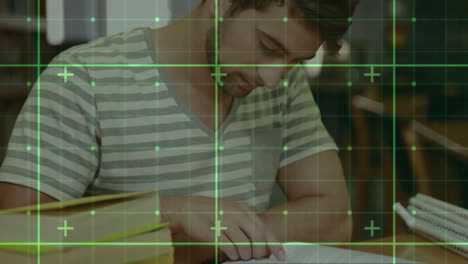 animación de cuadrados y formas verdes sobre la lectura de estudiantes caucásicos