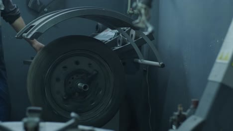 instalación profesional de neumáticos en un servicio de automóviles