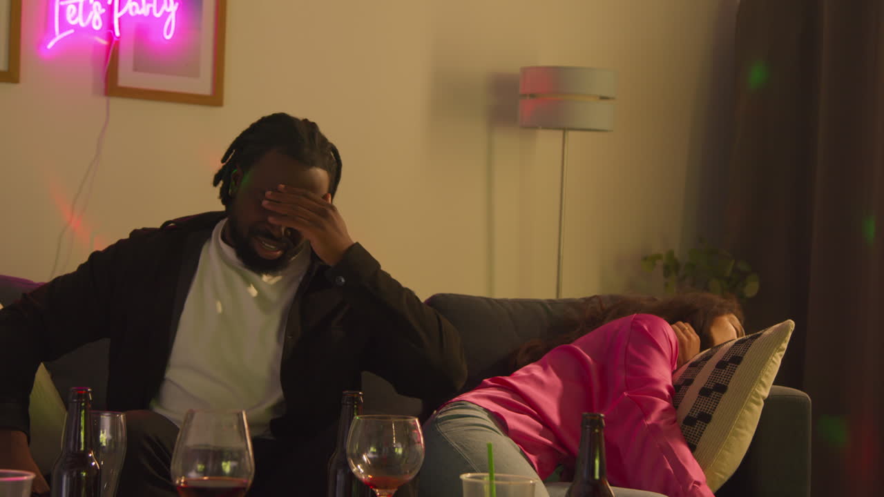 primer plano de una pareja despertando en el sofá después de beber alcohol en una fiesta de casa sufriendo de resaca 2