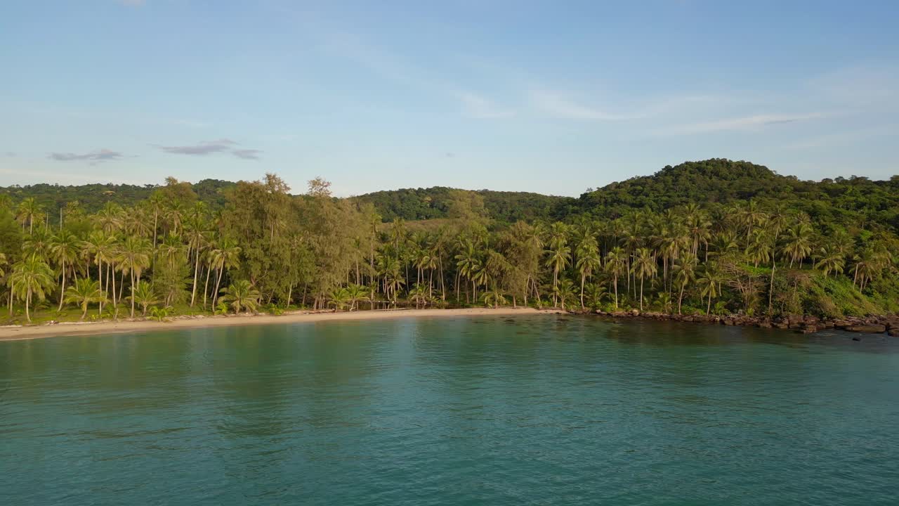 hora dorada en la playa natural de taphao