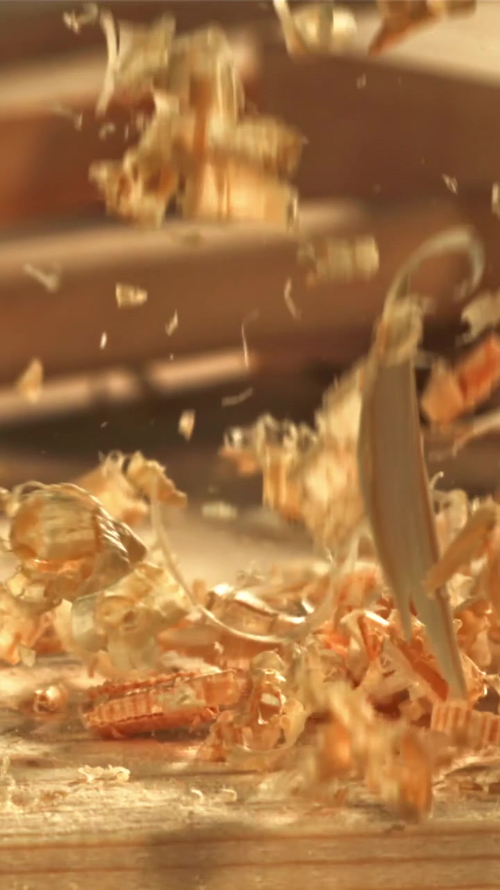 Close-up Serutan Kayu Emas Jatuh dalam Gerak Lambat