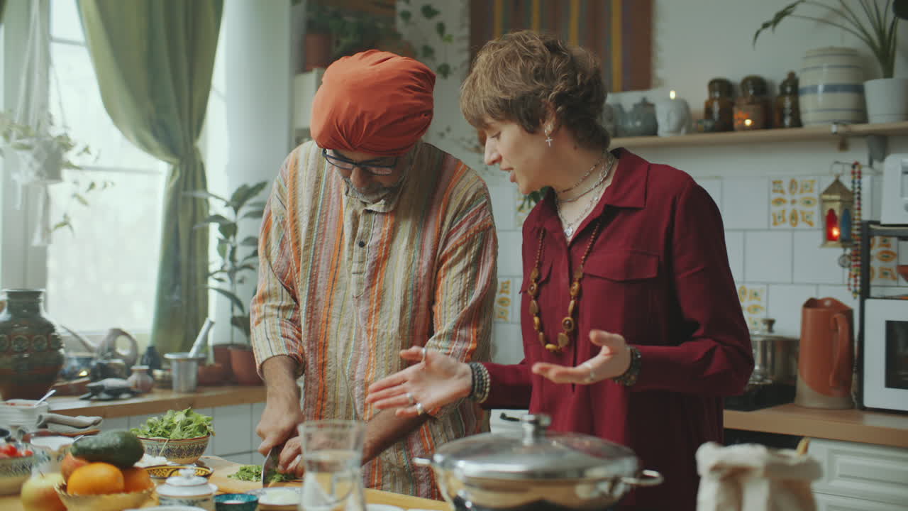 presentadora de programas culinarios femenina y chef indio cocinando comida y explicando la receta