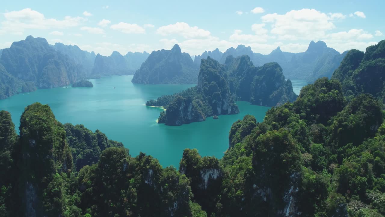 una vista aérea muestra islas verdes de montaña del parque nacional khao sok en surat thani tailandia
