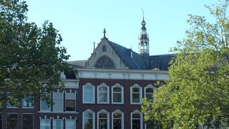 Casco-Antiguo-Con-La-Torre-De-La-Iglesia-De-San-Juan-Al-Fondo-En-Gouda,-Países-Bajos