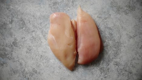 vista superior de dos filetes de pollo crudo fresco