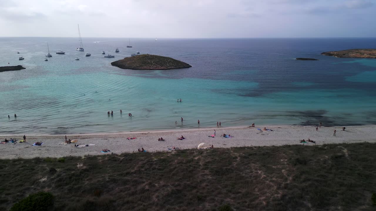 해수욕장의 흐린 하늘