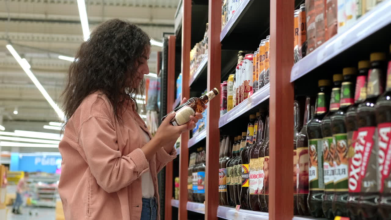 mujer comprando bebidas en una tienda de comestibles
