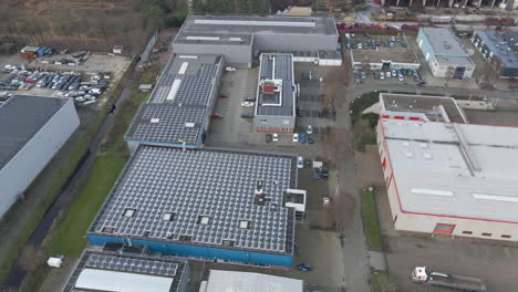 Impresionante-Antena-De-Tejados-Industriales-Llenos-De-Paneles-Solares