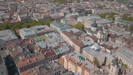 ciudad aérea de lviv, ucrania. ciudad europea. áreas populares de la ciudad
