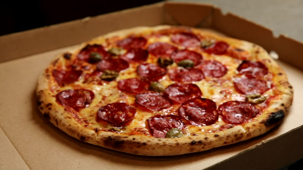 박스에 넣은 페페로니 피자