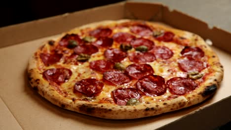 la pizza de pepperoni en una caja.