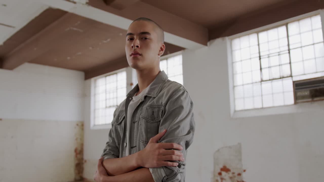 joven de moda en un almacén abandonado