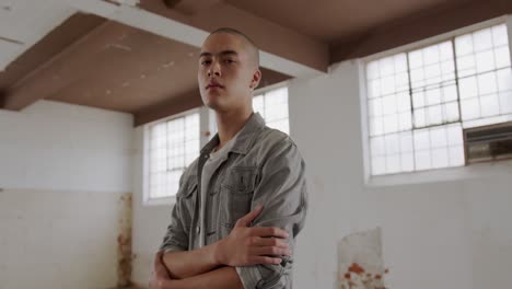 joven de moda en un almacén abandonado