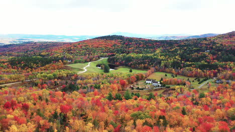 Paisaje-Mágico-Colorido,-Bosque-Vívido-En-Colores-Llamativos-En-La-Exhibición-De-Cuento-De-Hadas-Pico-De-Otoño-En-El-Campo-De-Vermont-Usa,-Disparo-De-Drones