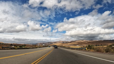 沿著高速公路 58 穿過莫哈維沙漠,前往 tehachapi 山脈,天空充滿雲彩