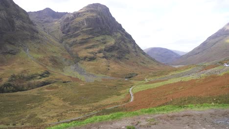 Glen-Coe-Old-Road-Mit-Wanderern-Im-Weichen-Herbstlicht