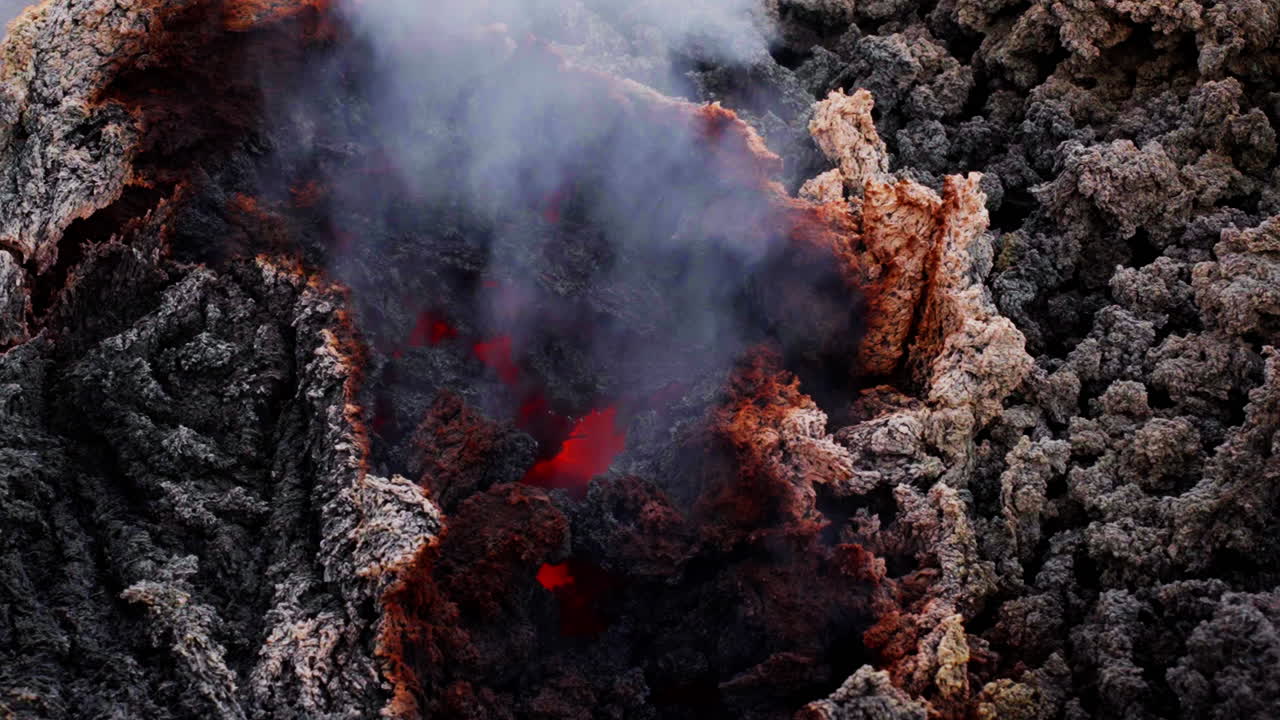 Lava incandescente con fumo sull'Etna, che evoca potenti forze naturali