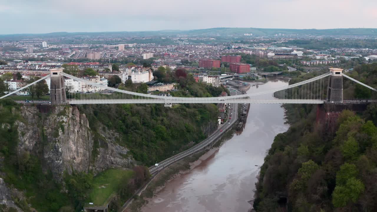 dolly back drone shot del puente colgante de clifton con bristol central en el fondo