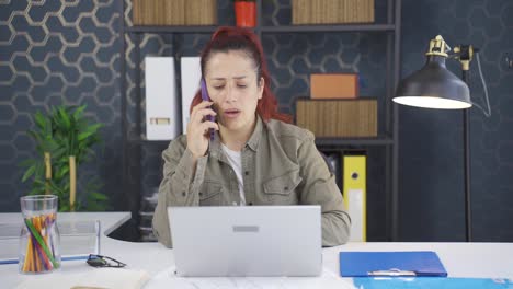 Mujer-De-Negocios-Que-Sufre-Problemas-Con-Señales-Telefónicas-Y-Transmisores.