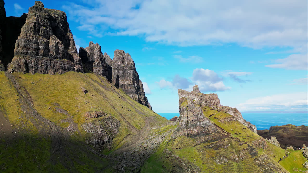 el avión no tripulado se eleva mientras la sombra de las nubes se arrastra a lo largo de las montañas de las tierras altas escocesas.
