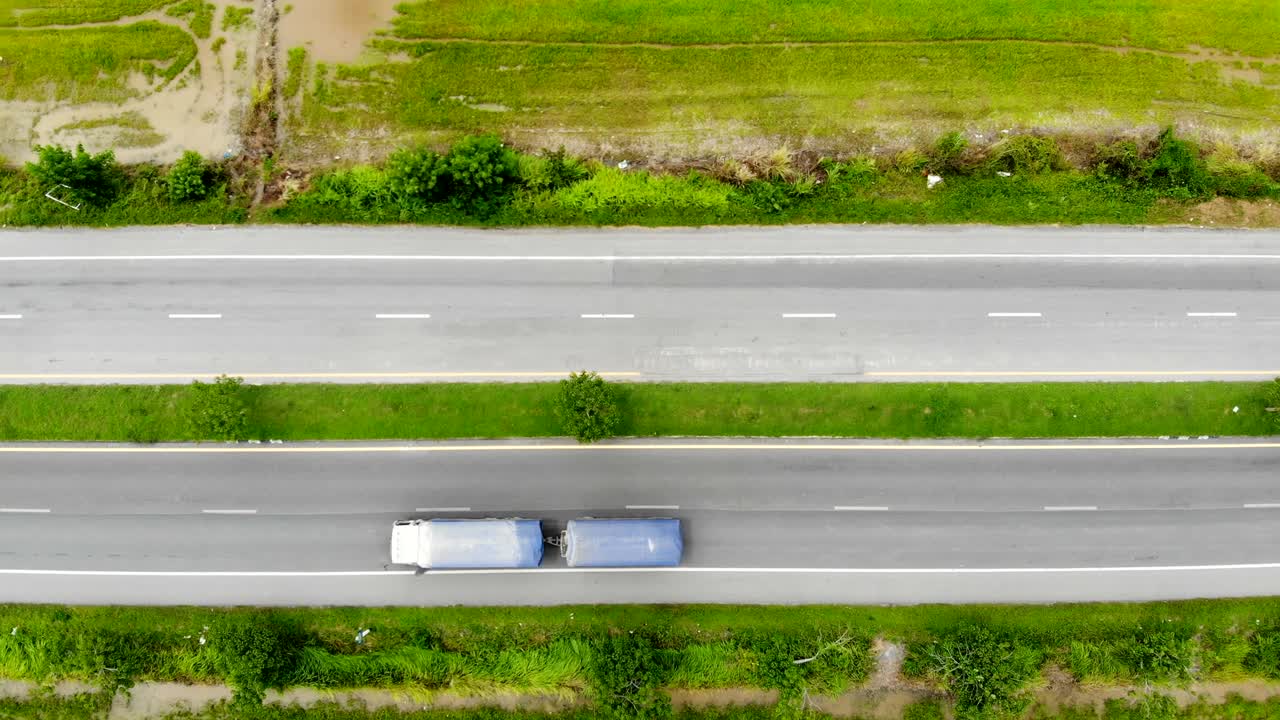 드론은 시골의 고속도로 교통, 자동차 트럭 및 오토바이 운송의 높은 각도 공중 뷰를 촬영했습니다.
