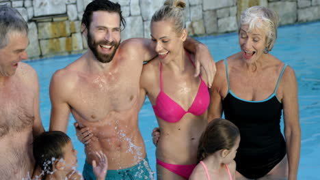 una familia linda sonriendo a la cámara