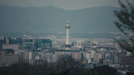 la torre de observación nidec kyoto desde la distancia en kyoto, japón