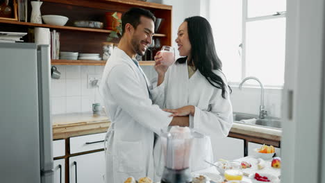 feliz, batido y desayuno de pareja