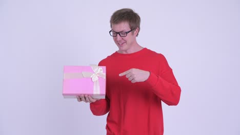 fotografía de estudio de un joven guapo