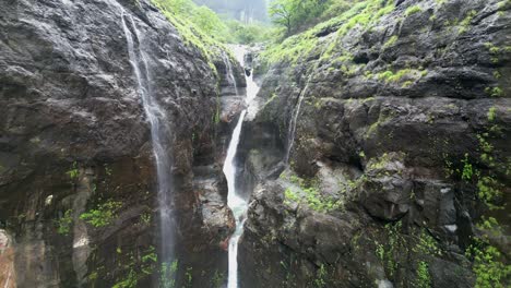 Wunderschöne-Devkund-Wasserfälle,-Drohnenansicht-Von-Unten-Nach-Oben