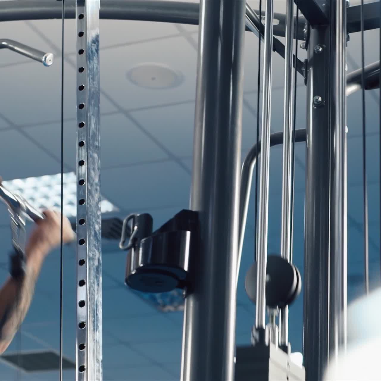 un joven entrena en un gimnasio 3