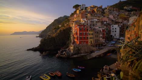 Riomaggiore,-Cinque-Terre,-Italien-Bei-Sonnenuntergang