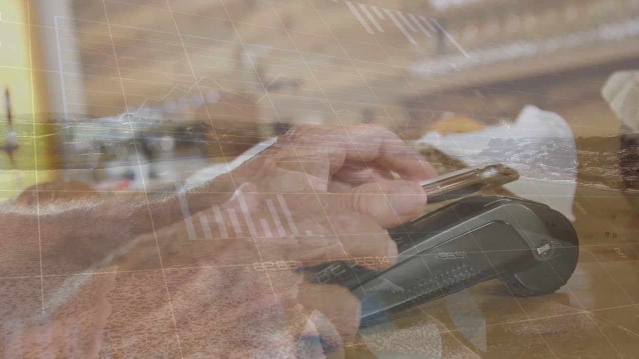animación de datos financieros y gráficos sobre las manos de un hombre caucásico que usa una terminal de pago