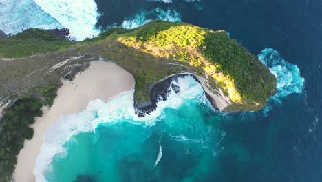 Vista-Aérea-De-La-Playa-De-Kelingking-Con-La-Laguna-Azul-Y-La-Bahía-De-T-rex-Nusa-Penida---Una-De-Las-Atracciones-Turísticas-Más-Populares-Cerca-De-La-Isla-Bali,-Indonesi