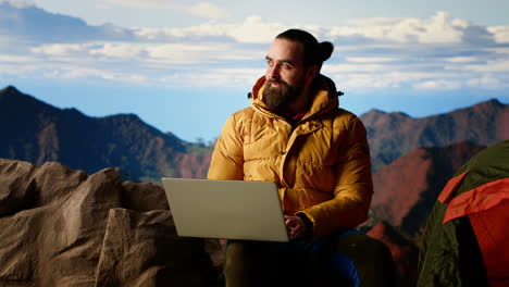 excursionista con una obsesión por la tecnología y una fuerte señal trabajando en la naturaleza