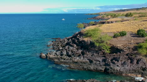 Toma-Aérea-De-Drones-De-Un-Acantilado-En-Kona-Hawaii