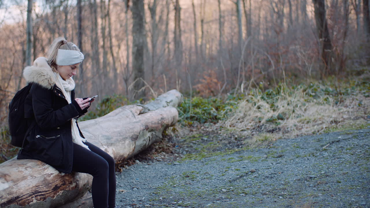 женщина-туристка тормозит во время прогулки в горах 5