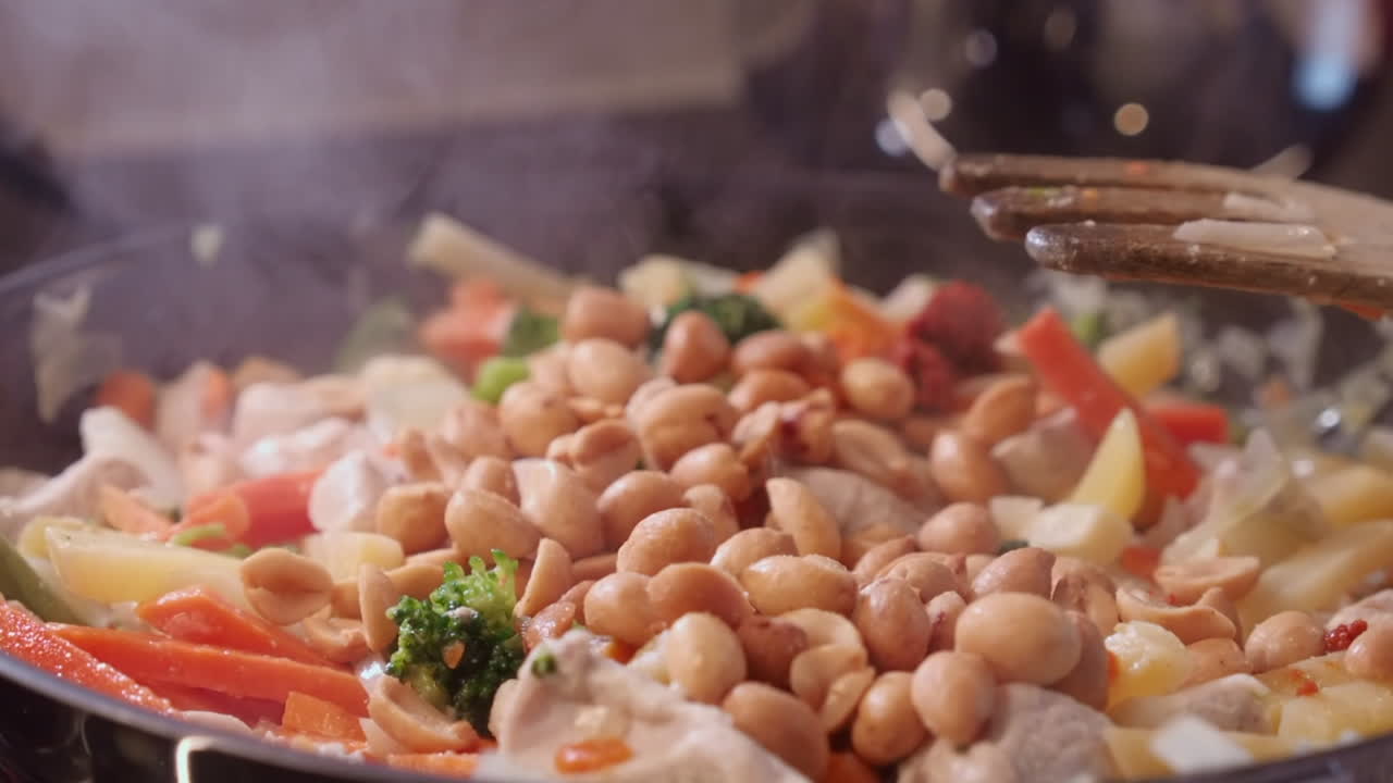 고기, 채소에 땅콩을 첨가: 뜨거운 비에서 카리 요리