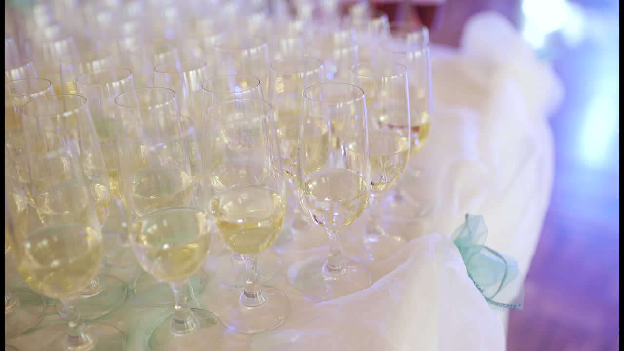 copas de champán en la recepción de la boda