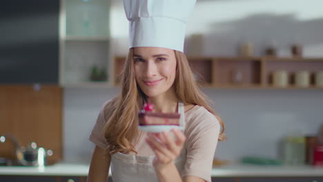 una mujer terminando un pastel casero.