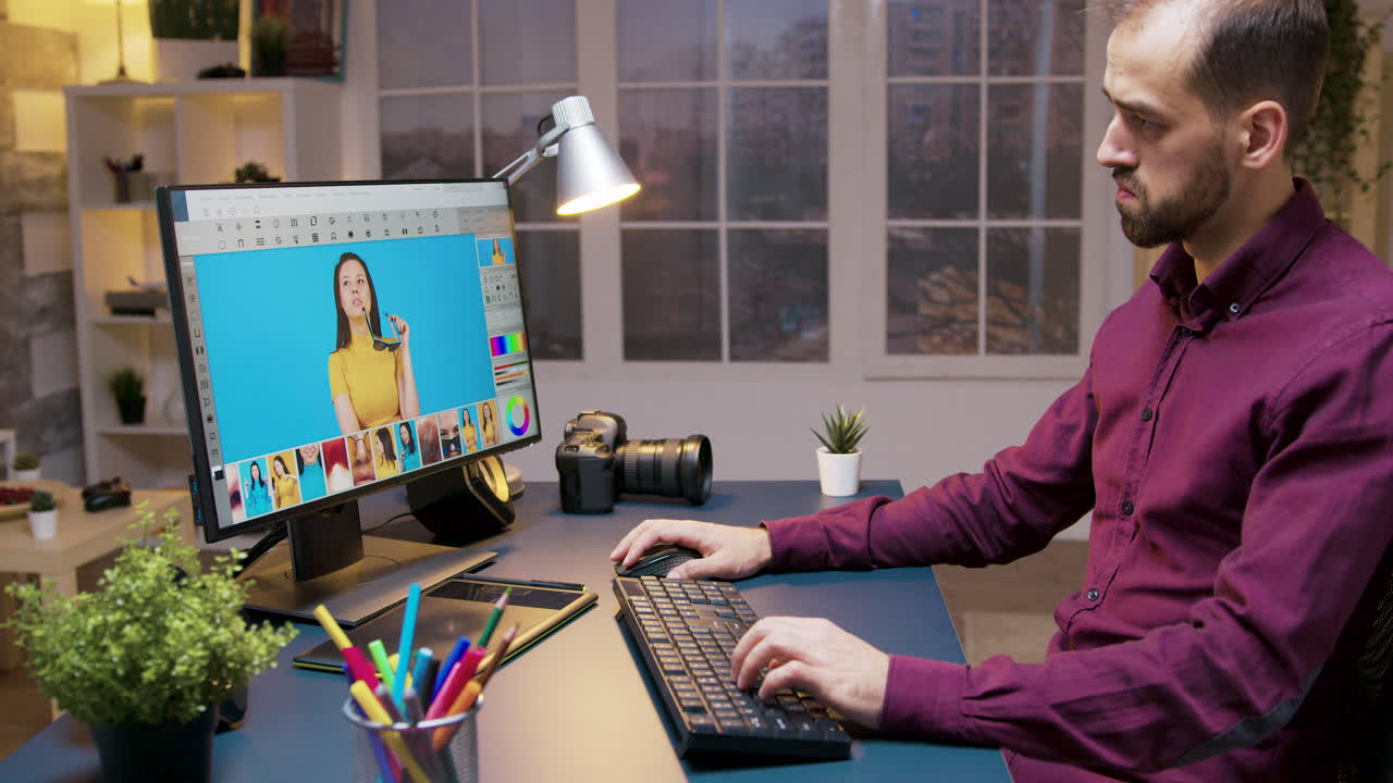editor de fotos trabajando en su escritorio