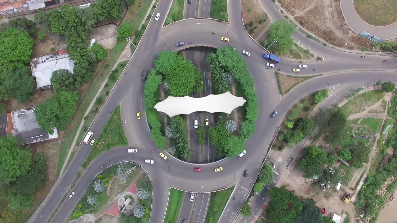 explorar la complejidad de las carreteras de tráfico con esta vista de drones de arriba hacia abajo
