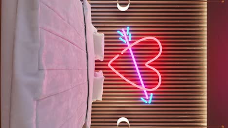 zoom vertical en la habitación de hotel de motel con cama blanca para pareja y llevó luz corazón cupido