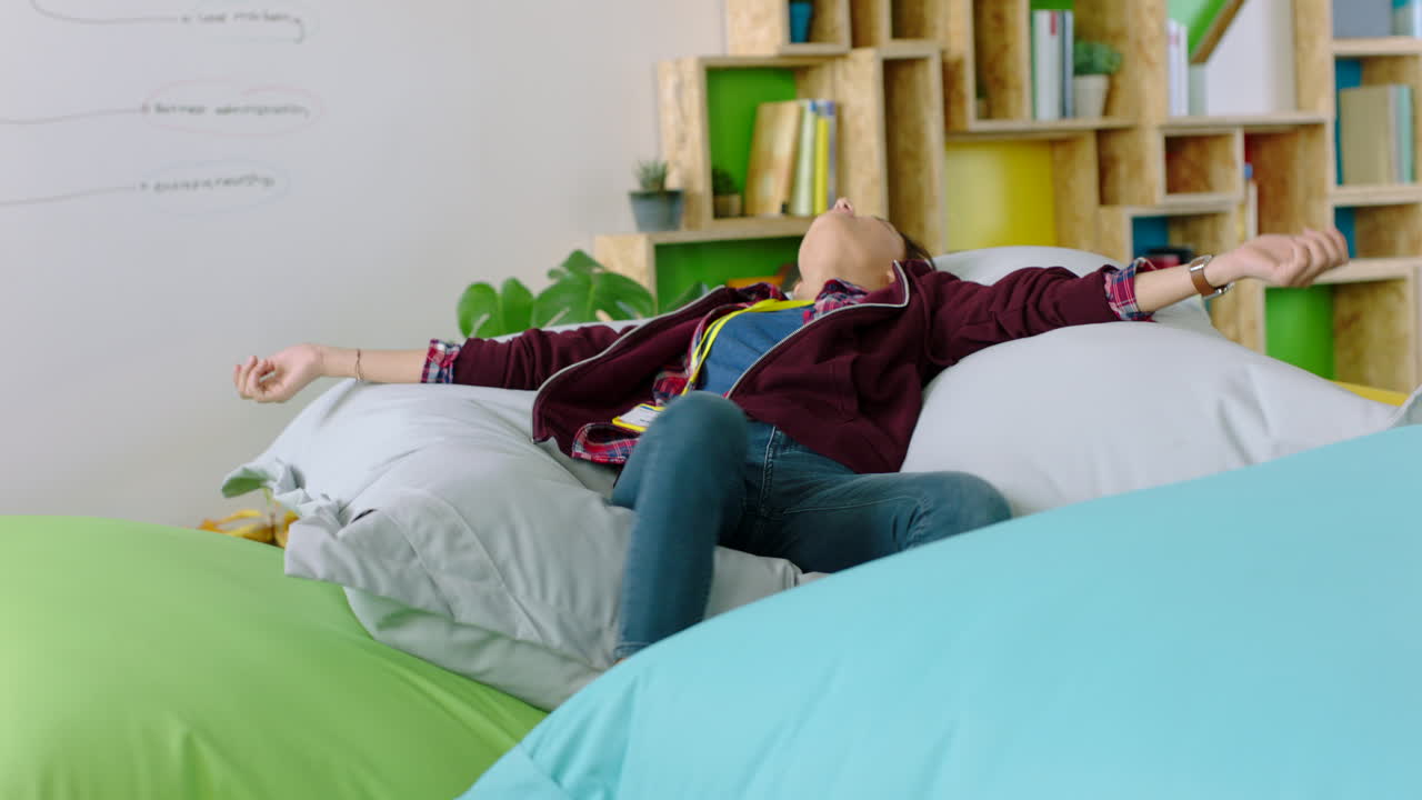 relajarse, almohada y estudiante mujer saltando