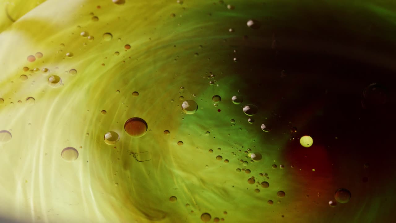 sumérgete en el mundo inmersivo del arte líquido con nuestros hipnotizantes videos de pintura, donde los colores se mezclan y giran en un movimiento cautivador