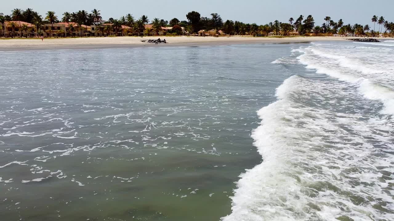 Voo de Drone a Baixa Altitude Sobre as Ondas do Mar da Praia de Cape Point Bakau, Gâmbia, África, Destino de Viagem