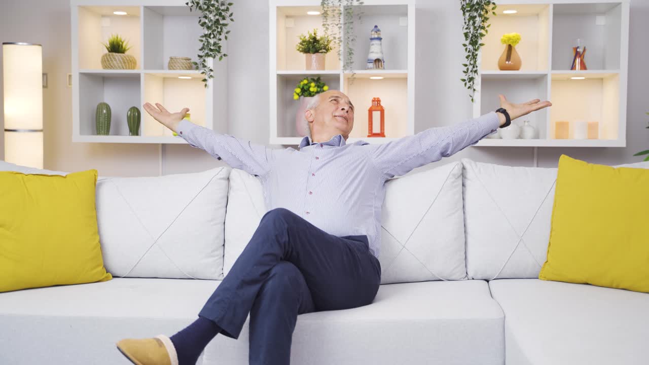 o velho está feliz e em paz em casa. o velho com uma alegria de viver.