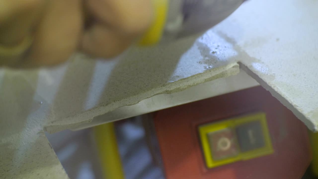 vista lateral de primer plano pequeñas sierras circulares modernas cerámicas