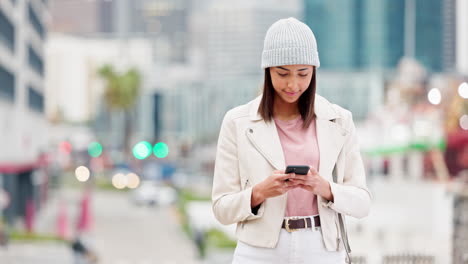 Trendy-casual-woman-holding-her-phone-outside